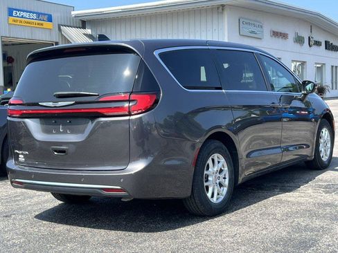 Used 2023 Chrysler Pacifica Touring FWD image 38