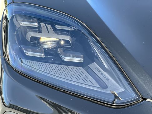 Certified 2024 Porsche Cayenne AWD/4WD image 32