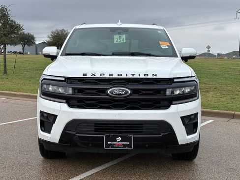 Used 2023 Ford Expedition Limited image 3