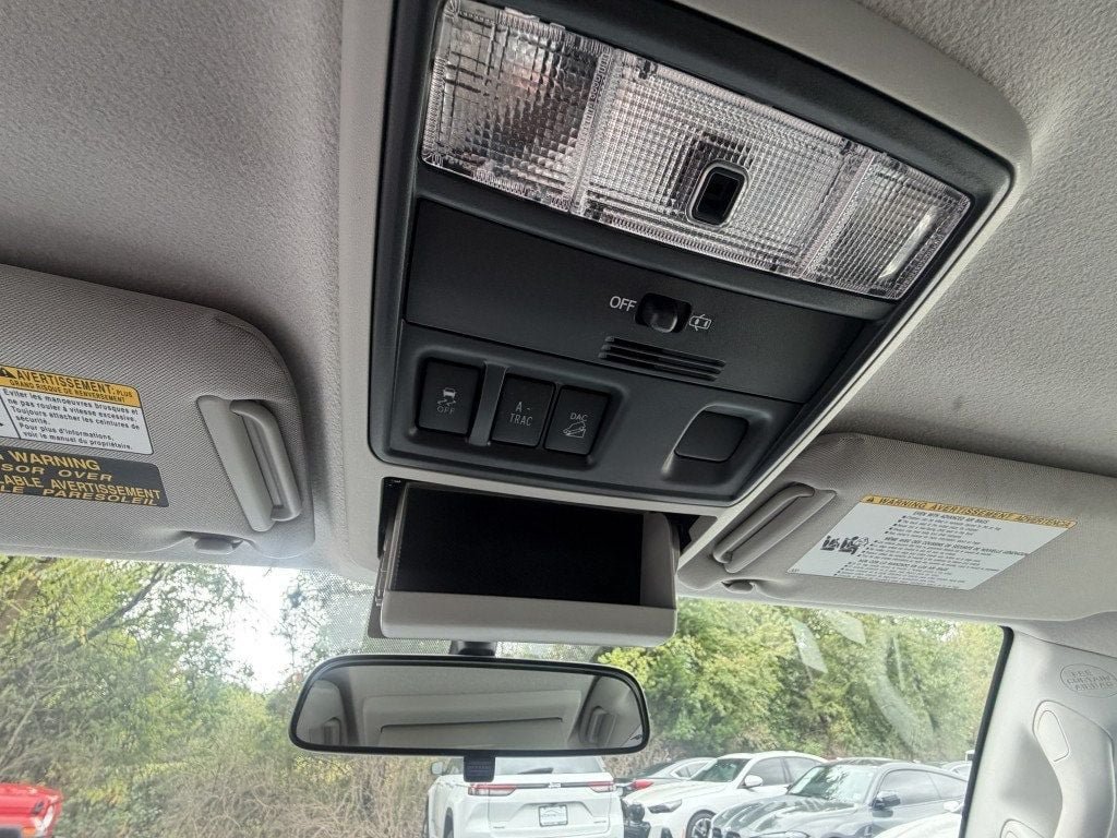 Used 2018 Toyota 4Runner SR5 AWD/4WD image 21