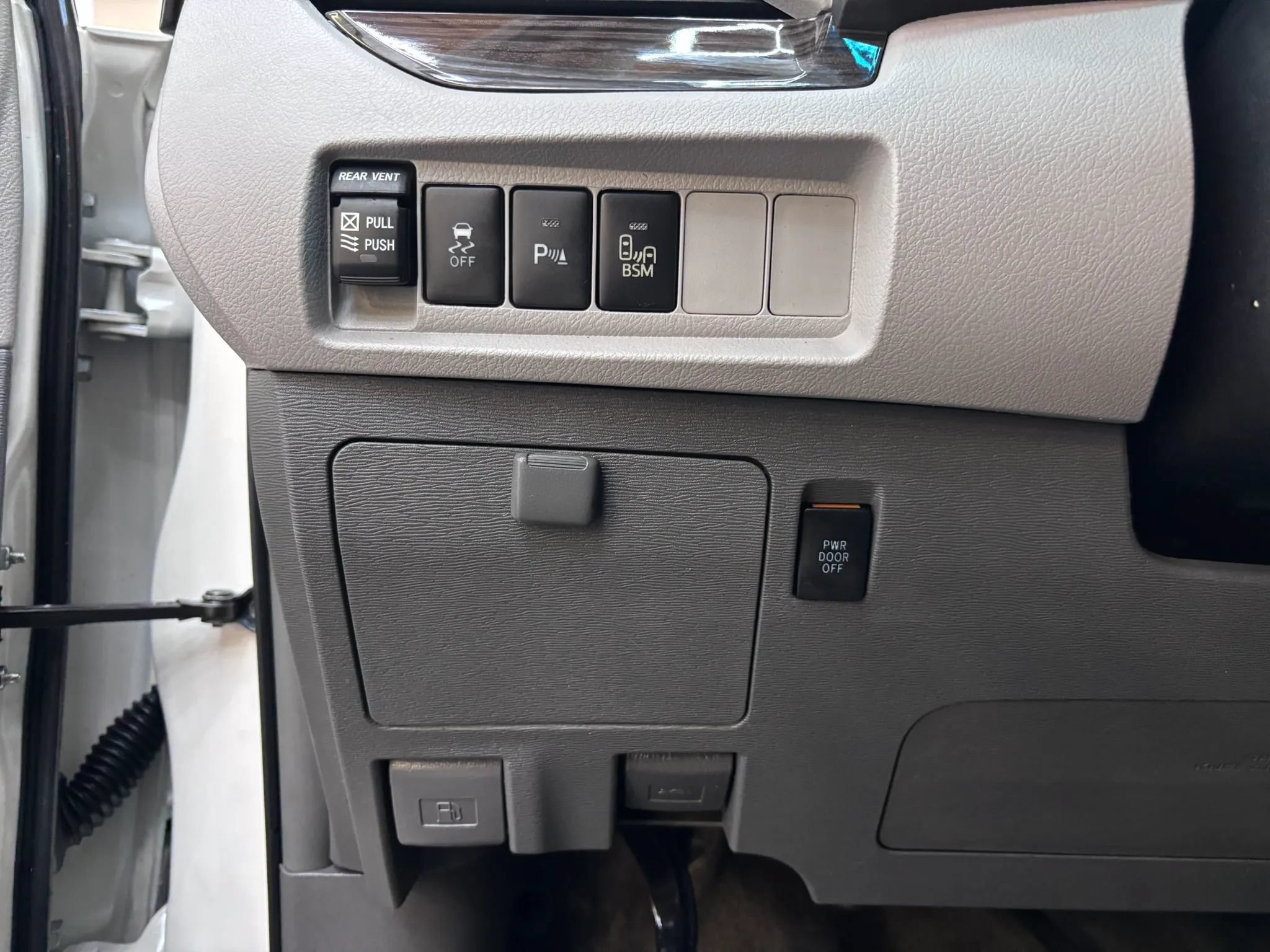 Used 2015 Toyota Sienna XLE w/ XLE Navigation Package FWD image 12