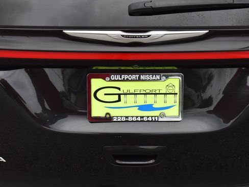 Used 2023 Chrysler Pacifica Touring-L FWD image 9