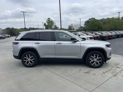 Used 2024 Jeep Grand Cherokee Limited image 2