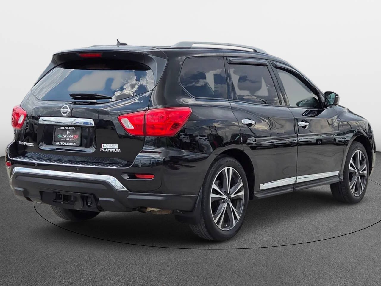 Used 2017 Nissan Pathfinder Platinum FWD image 4