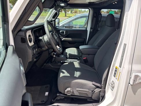 Used 2025 Jeep Wrangler Unlimited Sahara AWD/4WD image 27