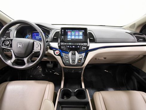 Used 2024 Honda Odyssey Touring image 3