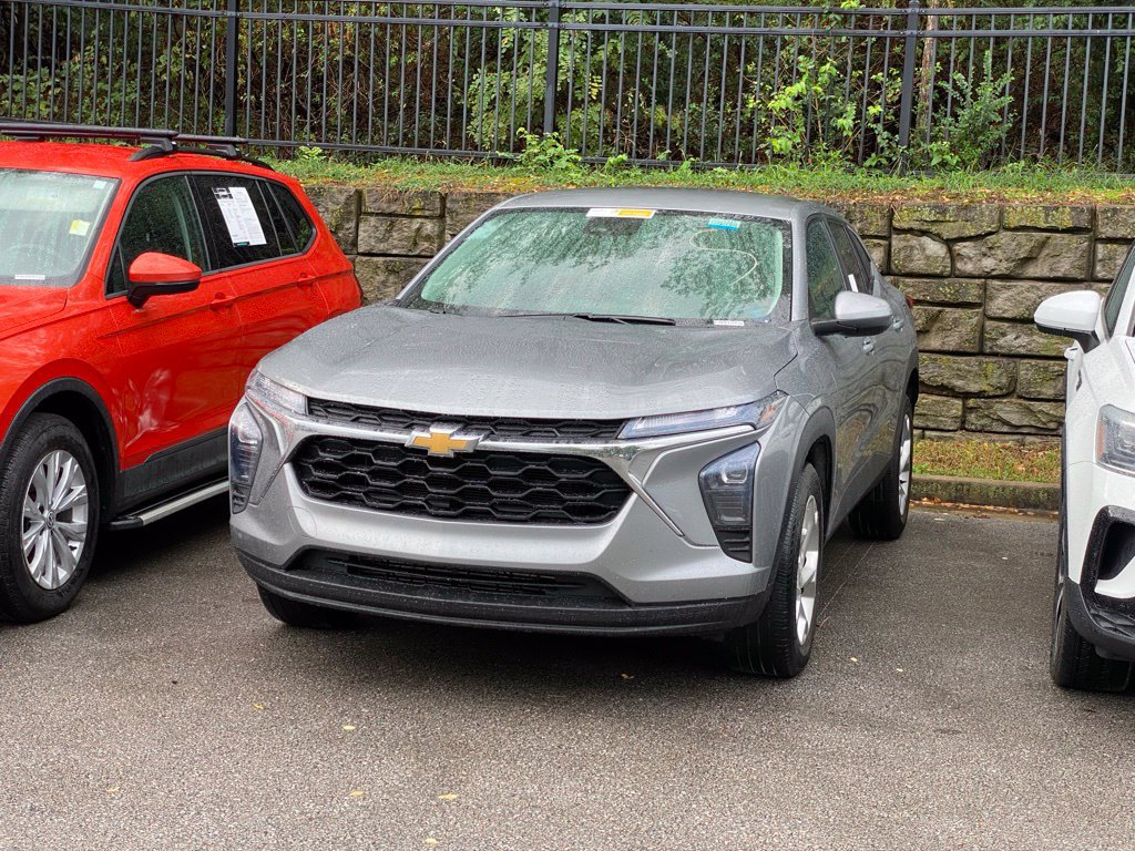 Used 2025 Chevrolet Trax LS w/ LS Convenience Package FWD image 3