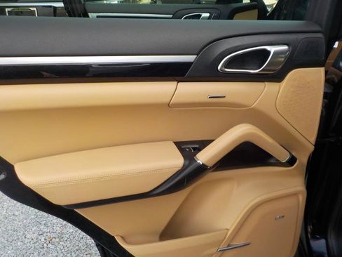 Used 2016 Porsche Cayenne w/ Premium Package image 20