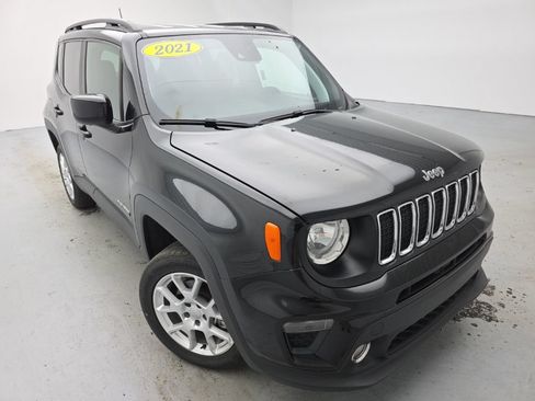 Used 2021 Jeep Renegade Latitude w/ Convenience Group AWD/4WD image 2