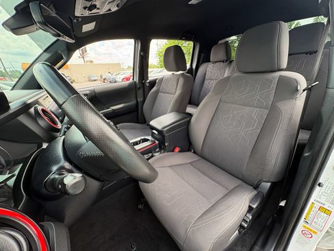 Used 2018 Toyota Tacoma TRD Off-Road AWD/4WD image 22