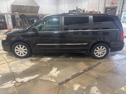 Used 2014 Chrysler Town & Country Touring image 18
