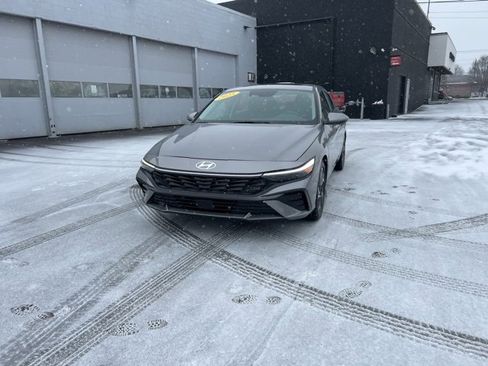 Used 2025 Hyundai Elantra SEL image 21