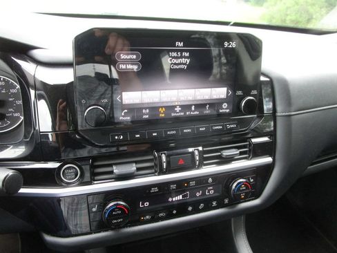 Used 2024 Nissan Pathfinder SL FWD image 34