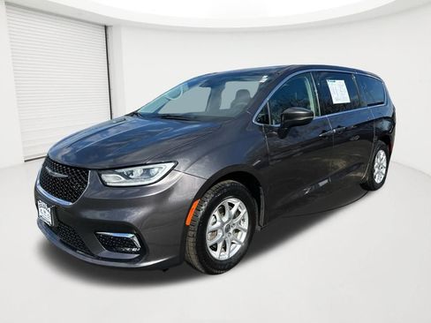 Used 2023 Chrysler Pacifica Touring-L FWD image 1