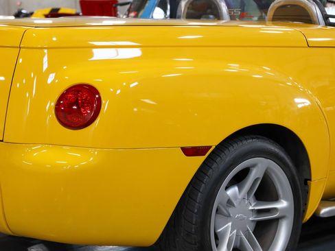 Used 2004 Chevrolet SSR w/ Preferred Equipment Group image 32