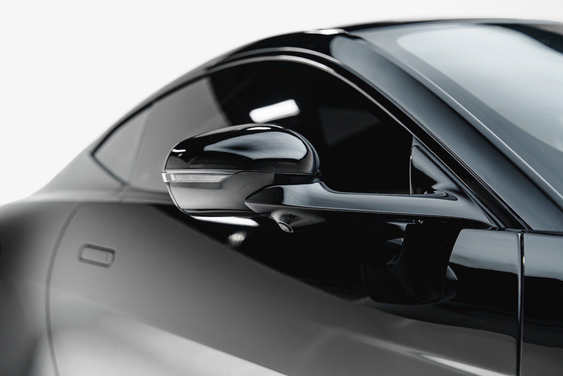 Used 2025 Aston Martin V8 Vantage Coupe RWD image 24