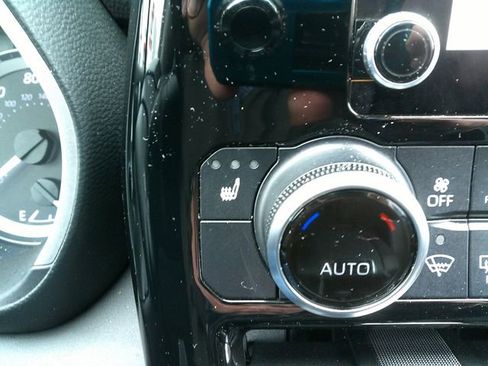 Used 2023 Toyota Highlander XLE image 18