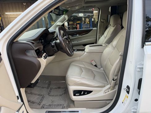 Used 2016 Cadillac Escalade Luxury image 16
