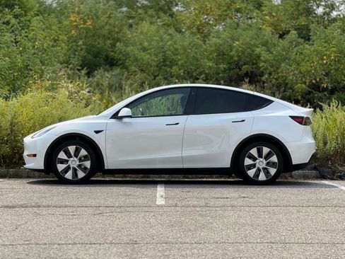 Used 2022 Tesla Model Y Long Range image 8