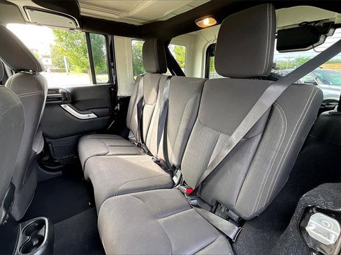 Used 2017 Jeep Wrangler Unlimited Sahara image 31