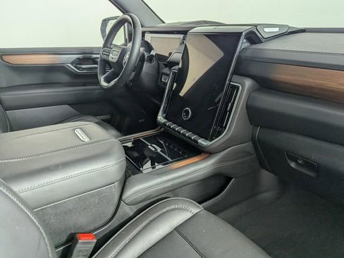 Used 2025 GMC Yukon Denali w/ Denali Reserve Package image 24