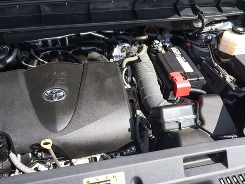 Used 2021 Toyota Highlander L FWD image 13