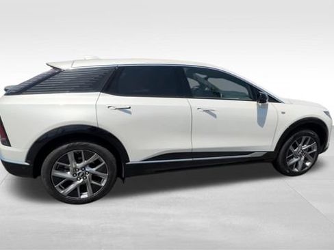 Certified 2025 Cadillac Optiq Luxury 2 w/ LPO, Floor Liner Package AWD/4WD image 8