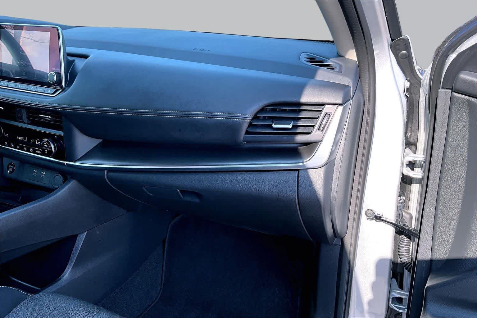 Used 2025 Nissan Rogue SV AWD/4WD image 19