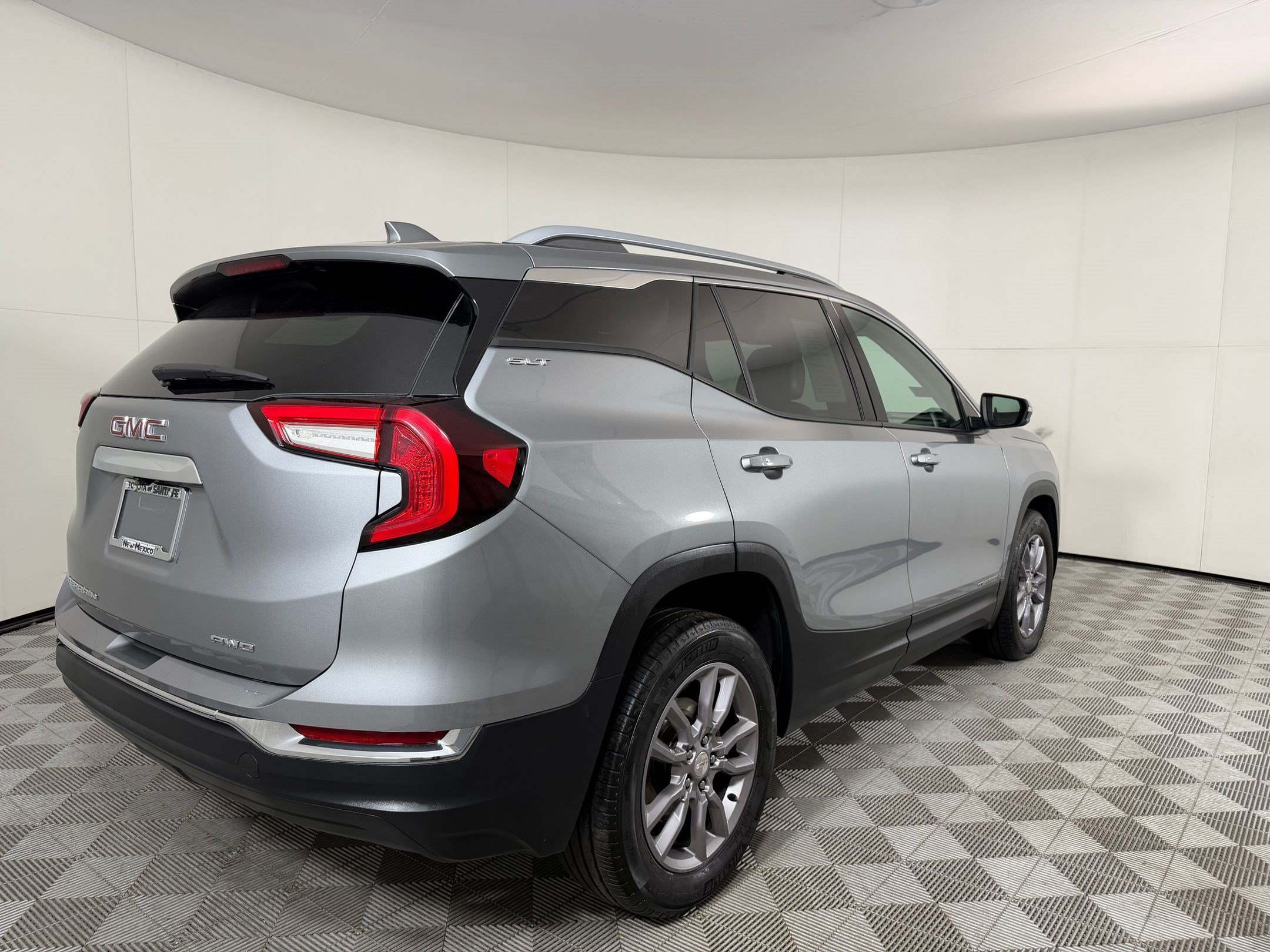 Used 2024 GMC Terrain SLT AWD/4WD image 9