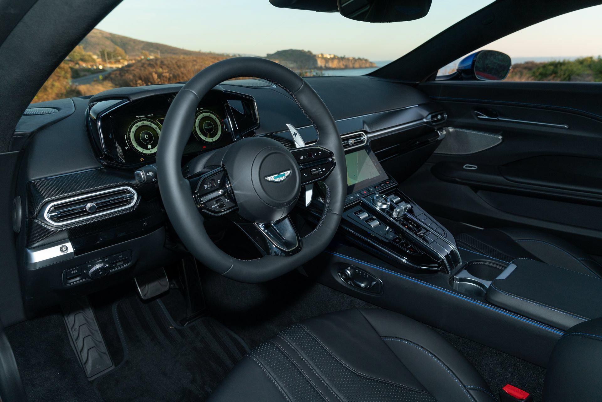 Used 2025 Aston Martin V8 Vantage Coupe RWD image 14