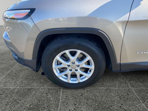 Used 2017 Jeep Cherokee Latitude FWD image 14
