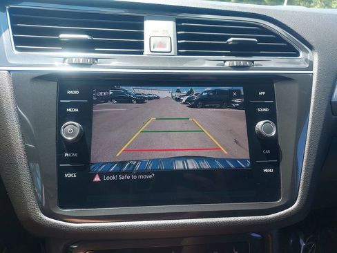Used 2023 Volkswagen Tiguan SE w/ Panoramic Sunroof Package FWD image 14