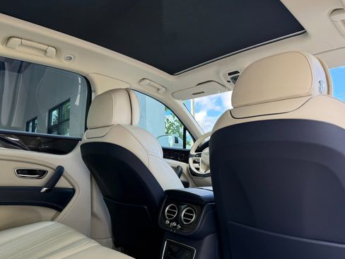 Used 2020 Bentley Bentayga image 25