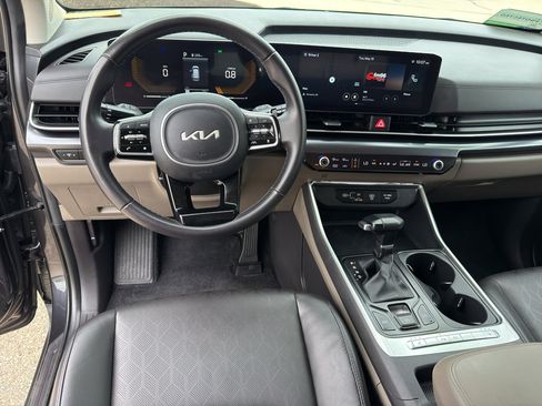 Used 2025 Kia Carnival FWD image 11