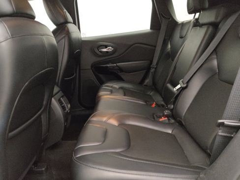 Used 2021 Jeep Cherokee Latitude Plus FWD image 18
