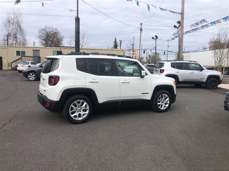Used 2018 Jeep Renegade Latitude FWD image 2