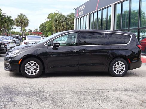 Used 2023 Chrysler Pacifica Touring-L FWD image 15