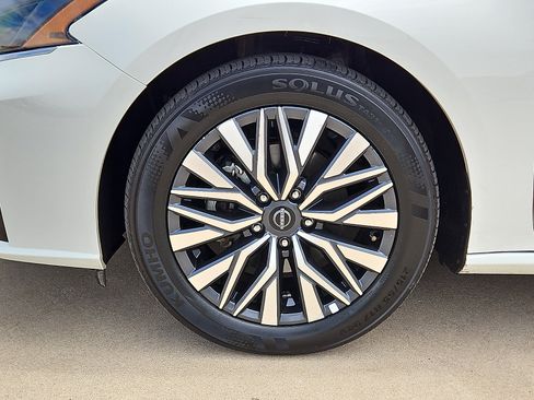Used 2025 Nissan Altima 2.5 SV FWD image 5