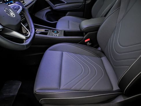 Used 2025 Volkswagen Tiguan SE w/ Panoramic Sunroof Package image 12