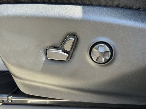 Used 2024 Chrysler Pacifica Touring-L FWD image 25