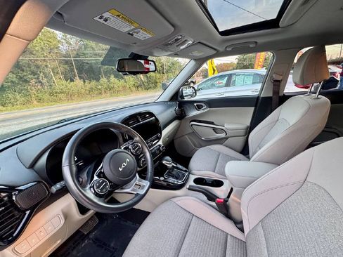 Used 2023 Kia Soul EX image 9