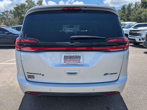 Used 2022 Chrysler Pacifica Limited w/ Uconnect Theater Family Group FWD image 4