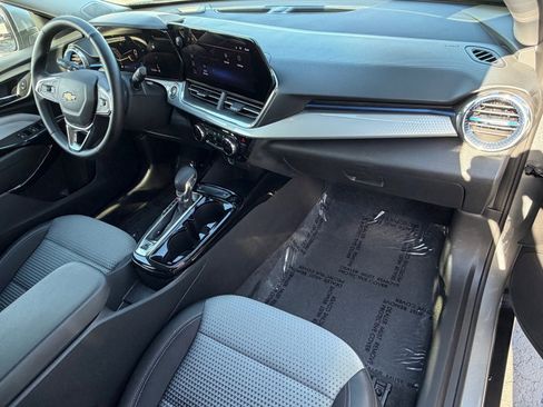 Used 2025 Chevrolet Trax LT w/ LT Convenience Package image 13