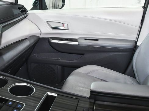 Used 2023 Toyota Sienna Limited image 43