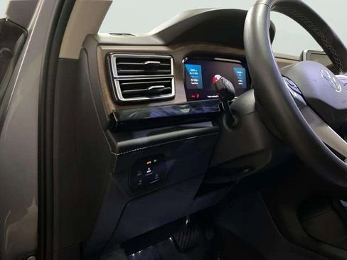 Used 2024 Volkswagen Atlas SE AWD/4WD image 17