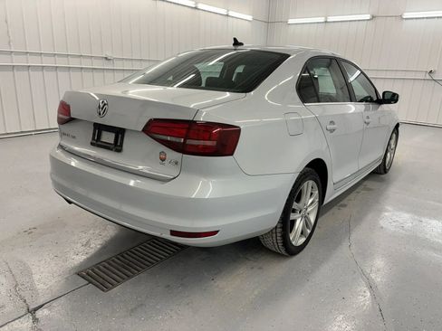 Used 2017 Volkswagen Jetta SEL Premium image 4