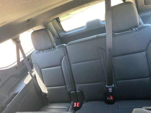 Used 2024 Chevrolet Suburban LT RWD image 10