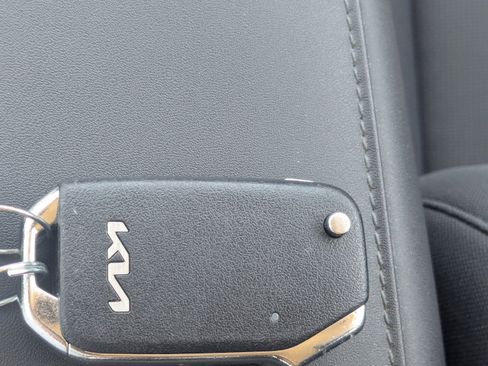 Used 2024 Kia Niro LX image 39