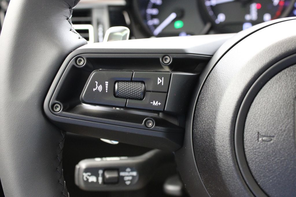 Certified 2025 Porsche Macan AWD/4WD image 31