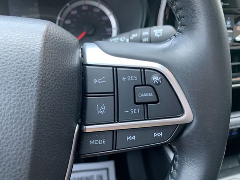 Used 2022 Toyota Highlander LE AWD/4WD image 20